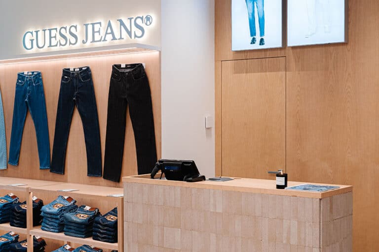 В снимки: Поглед към първия магазин на Guess Jeans в света 5