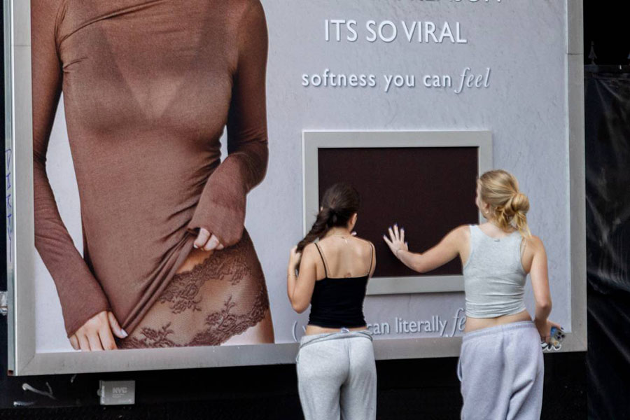 Intimissimi представя първите по рода си билбордове „усети и докосни“ 2 3 Intimissimi представя първите по рода си билбордове „усети и докосни“ 2