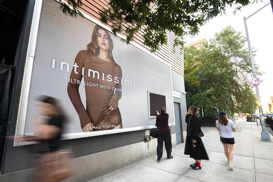 Intimissimi представя първите по рода си билбордове „усети и докосни“ 3 4 Intimissimi представя първите по рода си билбордове „усети и докосни“ 3